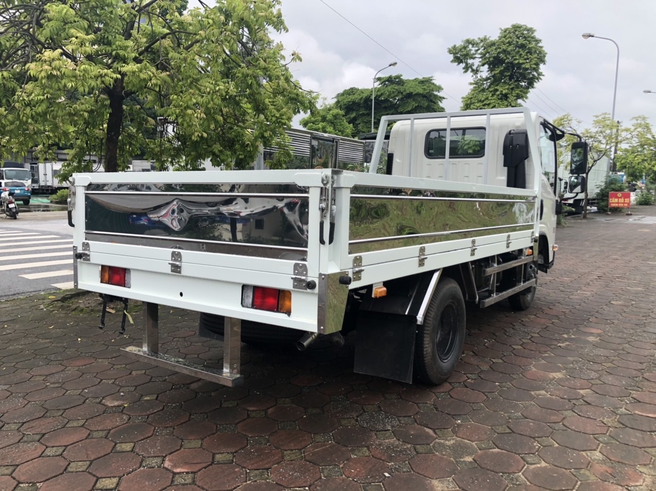 ISUZU QKR 230 THÙNG LỬNG 3M6 | XE TẢI 2.4 TẤN ERO5