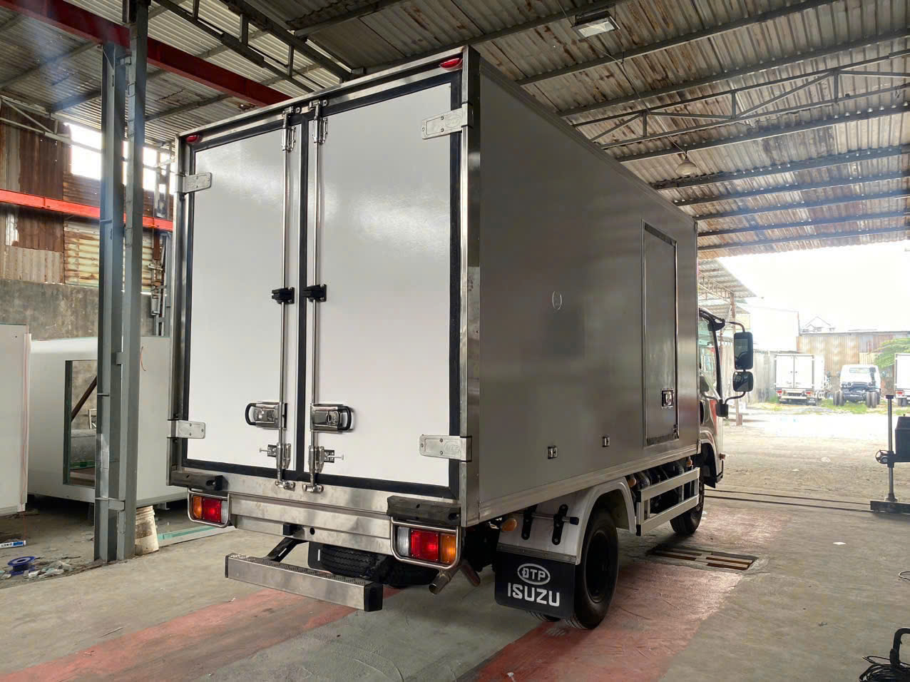 Xe Tải Đông Lạnh ISUZU QKR 230 210 270 1.9 - 2.5 Tấn 2026